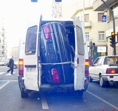 Coche dentro de furgoneta